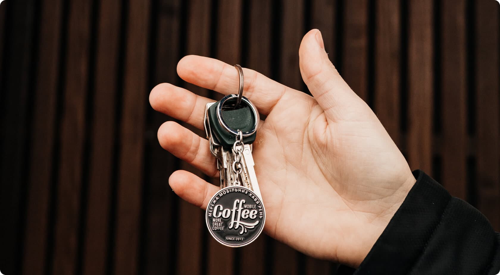 Ключі від кавʼярні Coffee Mobile в руці